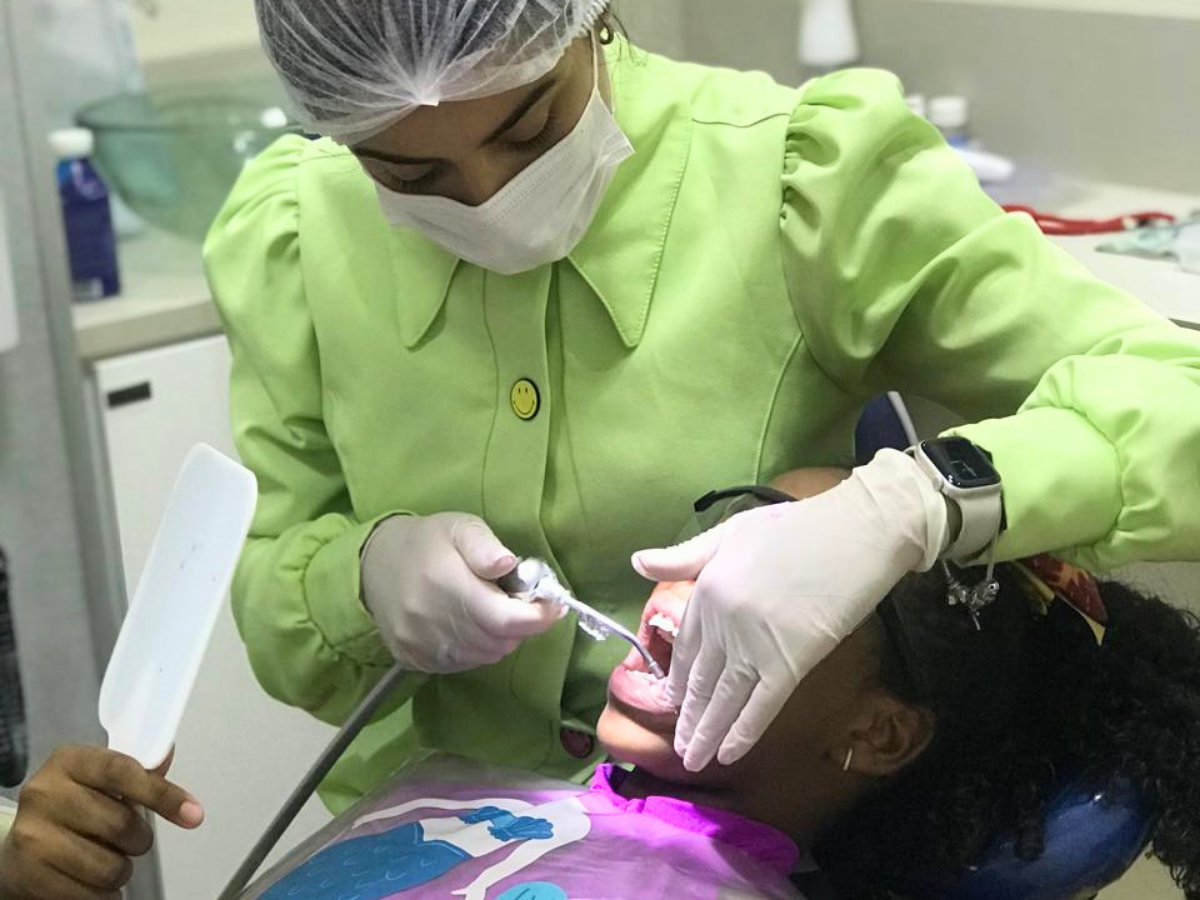 Quando levar a criança ao dentista pela primeira vez? Tudo o que os pais precisam saber